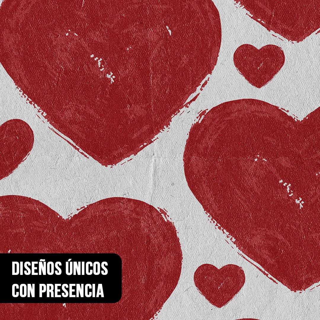 Primer plano de una ilustración de corazones rojos de diferentes tamaños con bordes texturados sobre un fondo blanco rugoso