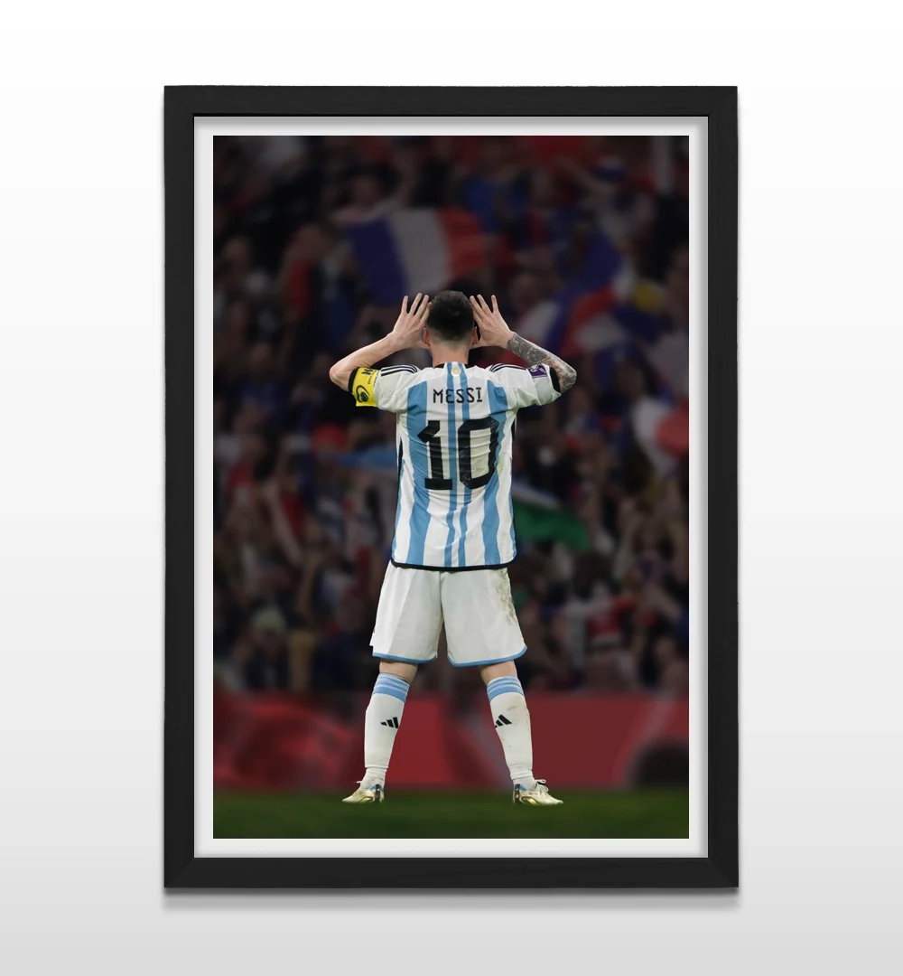 Cuadro moderno de fútbol con foto de Leo de espaldas con la camiseta de Argentina en el festejo del Topo con marco negro de madera, póster para decoración de livings
