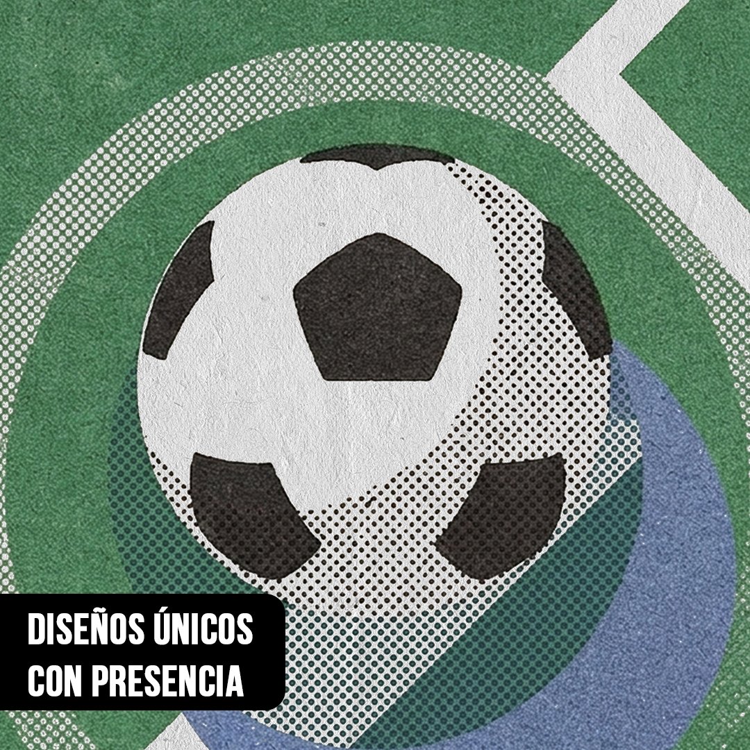 Primer plano de una ilustración de pelota de fútbol clásica en blanco y negro sobre un fondo verde texturizado con líneas de campo geométricas
