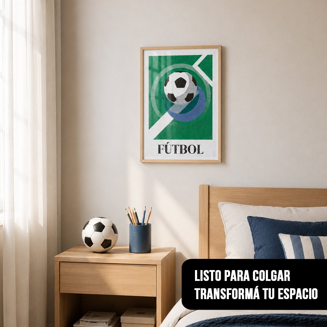 Cuadro vertical con marco de madera de una pelota de fútbol con la palabra FÚTBOL, colgado en un dormitorio juvenil junto a una mesa de luz con un balón decorativo