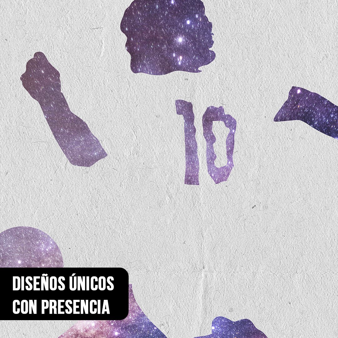 Primer plano de silueta recortada de futbolista con el número 10 rellena con textura de galaxia y estrellas violetas