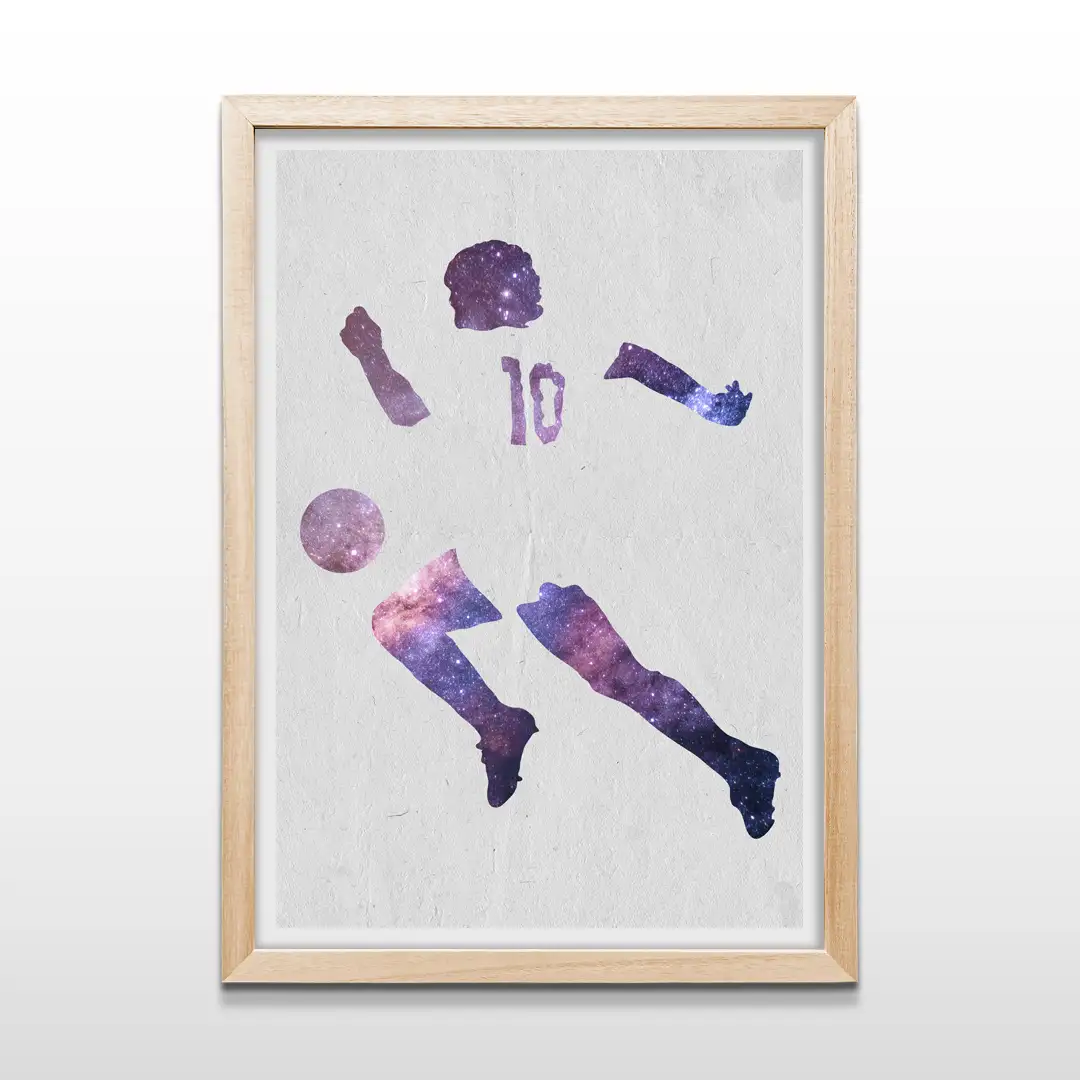 Cuadro infantil de la silueta de un futbolista número 10 con textura de galaxia violeta y marco de madera clara, arte moderno para decoración de dormitorios y salas de juegos