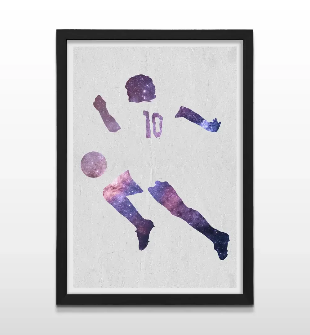 Cuadro moderno con silueta abstracta de jugador de fútbol 10 en colores morados de galaxia con marco negro, póster deportivo minimalista para paredes de livings y cuartos juveniles