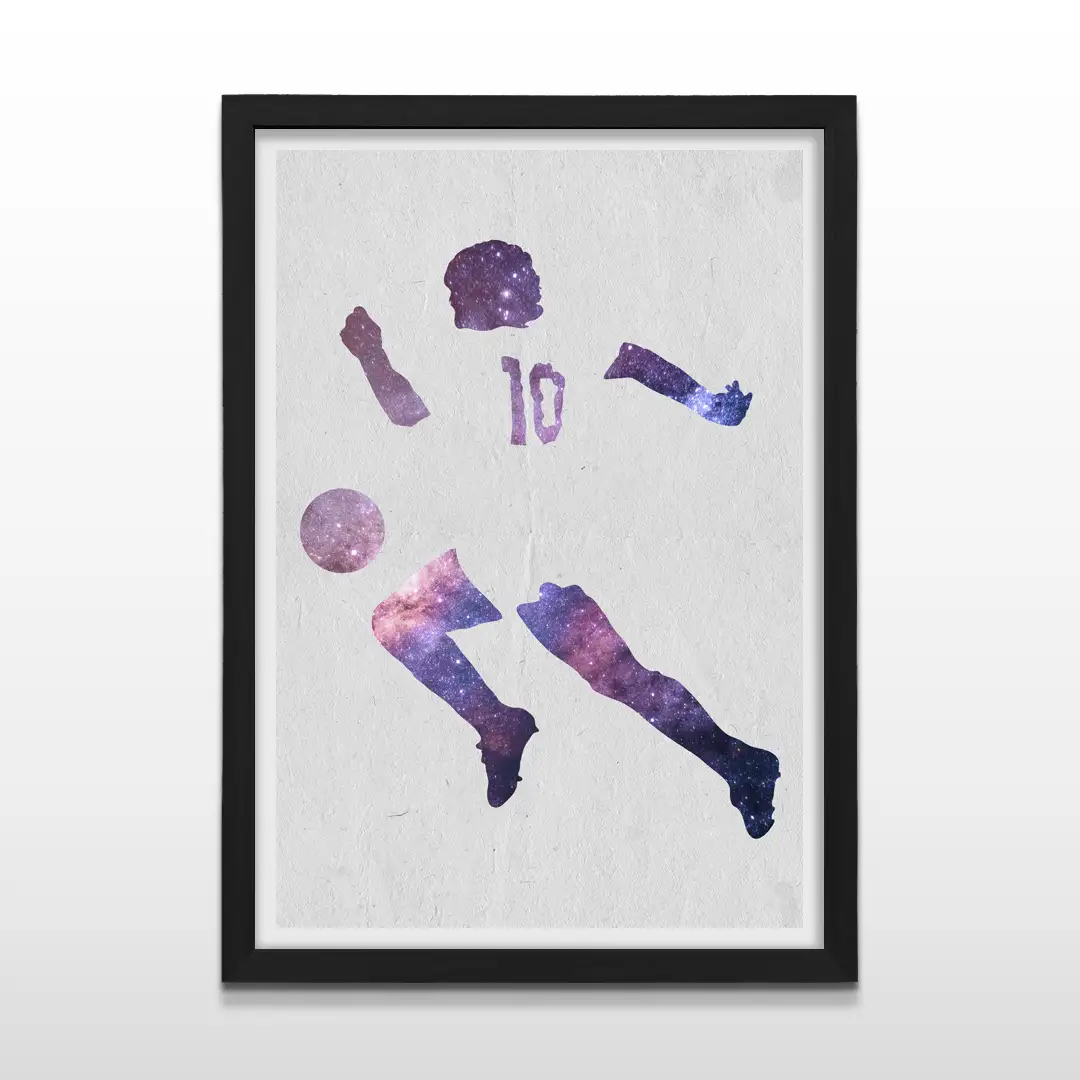 Cuadro moderno con silueta abstracta de jugador de fútbol 10 en colores morados de galaxia con marco negro, póster deportivo minimalista para paredes de livings y cuartos juveniles