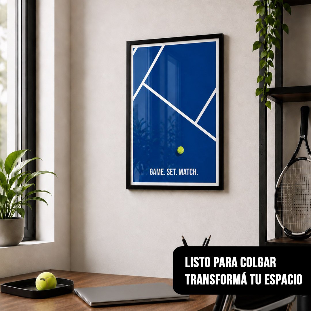 Cuadro vertical enmarcado en negro con el diseño de una cancha de tenis azul, pelota verde y la frase "GAME. SET. MATCH.", colgado junto a un escritorio con una raqueta de tenis