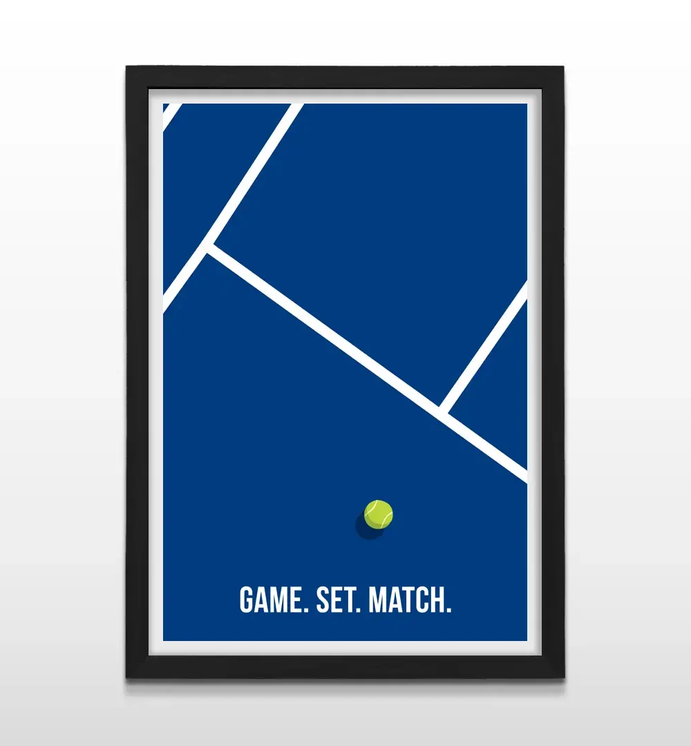 Cuadro moderno de tenis con la frase Game Set Match impresa y pelota en cancha azul con marco negro de madera, arte de pared contemporáneo para decoración de livings