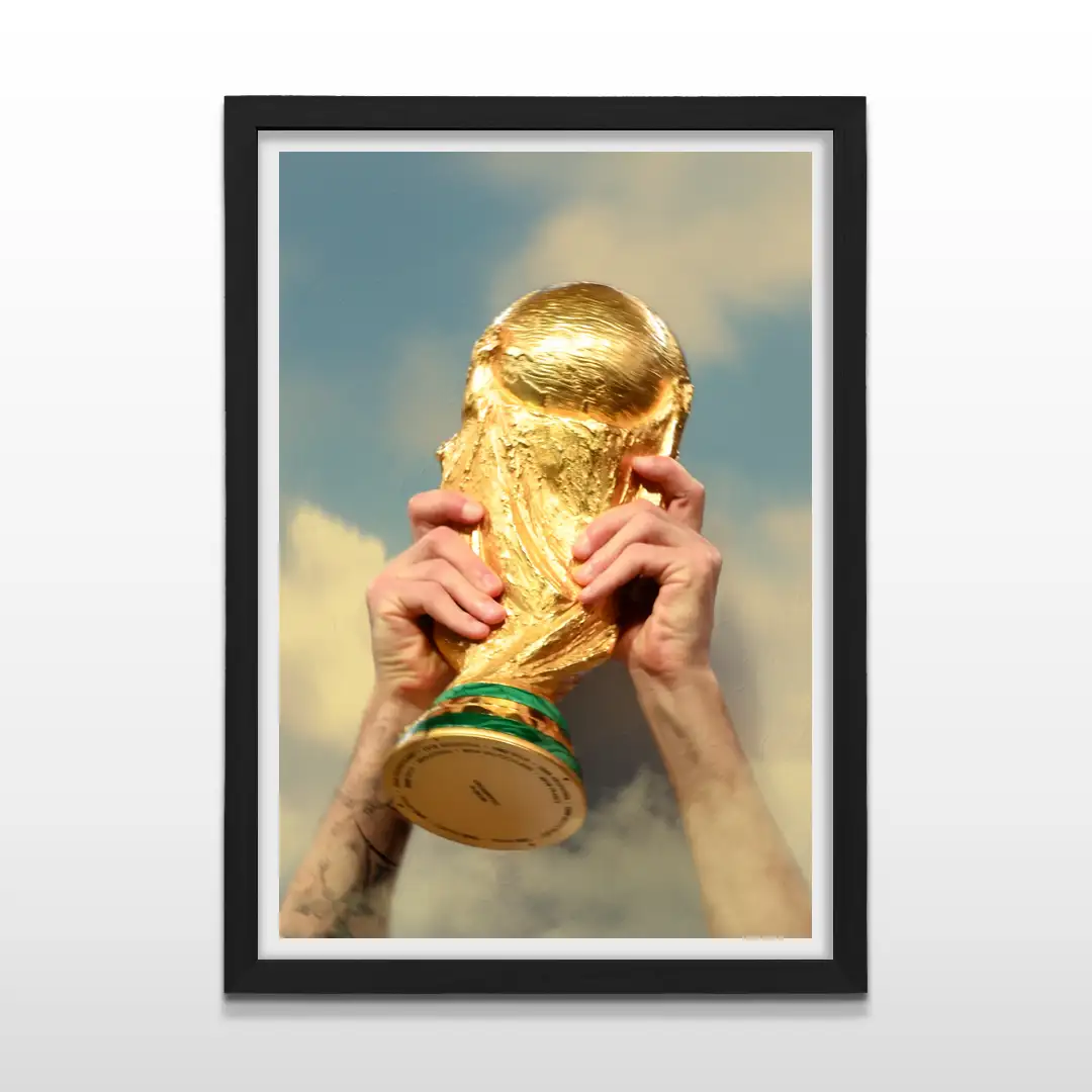 Cuadro moderno del trofeo de la Copa del Mundo selección Argentina con marco negro, diseño moderno de Argentina campeón de alto impacto visual para oficinas y salas de estar