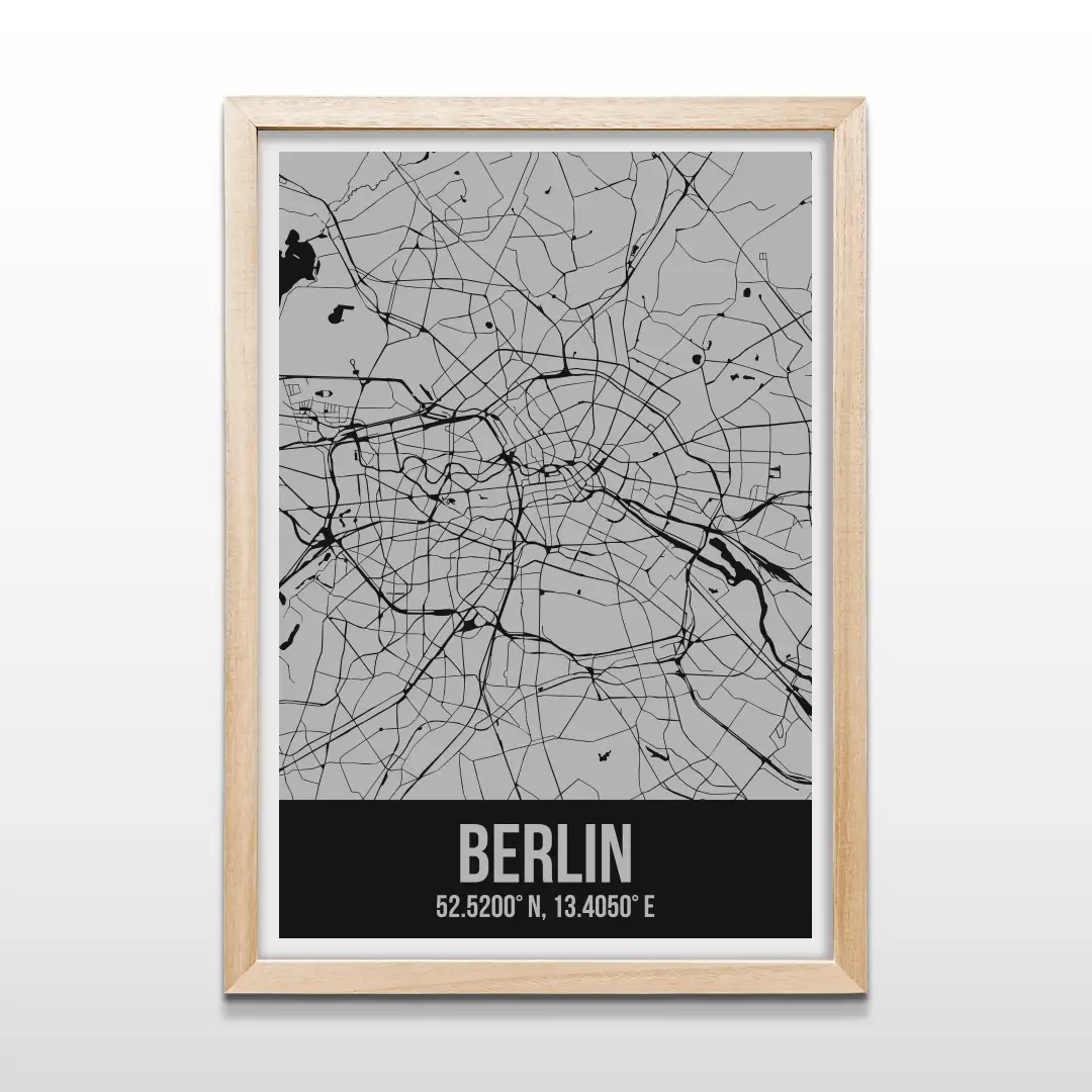 Cuadro minimalista del mapa de calles de Berlín en líneas negras sobre fondo gris con marco de madera natural, arte cartográfico urbano contemporáneo para decorar livings y dormitorios