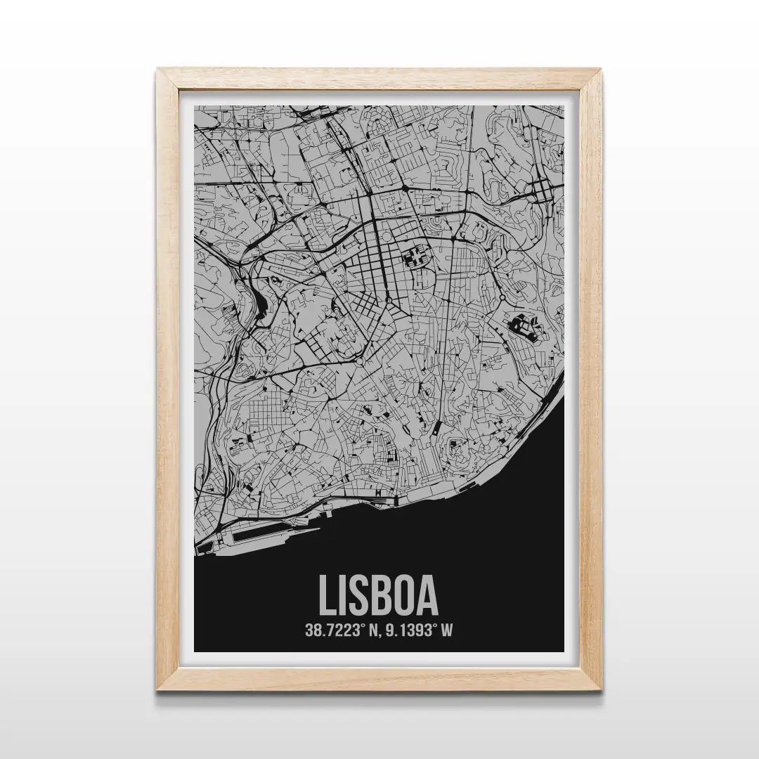 Cuadro minimalista del mapa de calles de Lisboa en líneas negras sobre fondo gris con marco de madera natural, arte cartográfico urbano contemporáneo para decorar livings y dormitorios