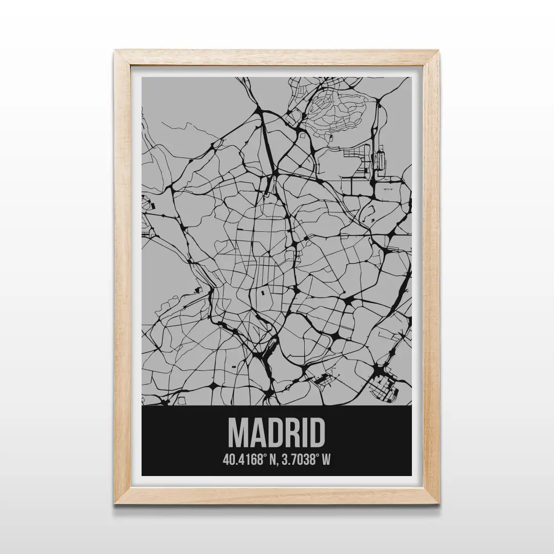 Cuadro minimalista del mapa de calles de Madrid en líneas negras sobre fondo gris con marco de madera natural, arte cartográfico urbano contemporáneo para decorar livings y dormitorios