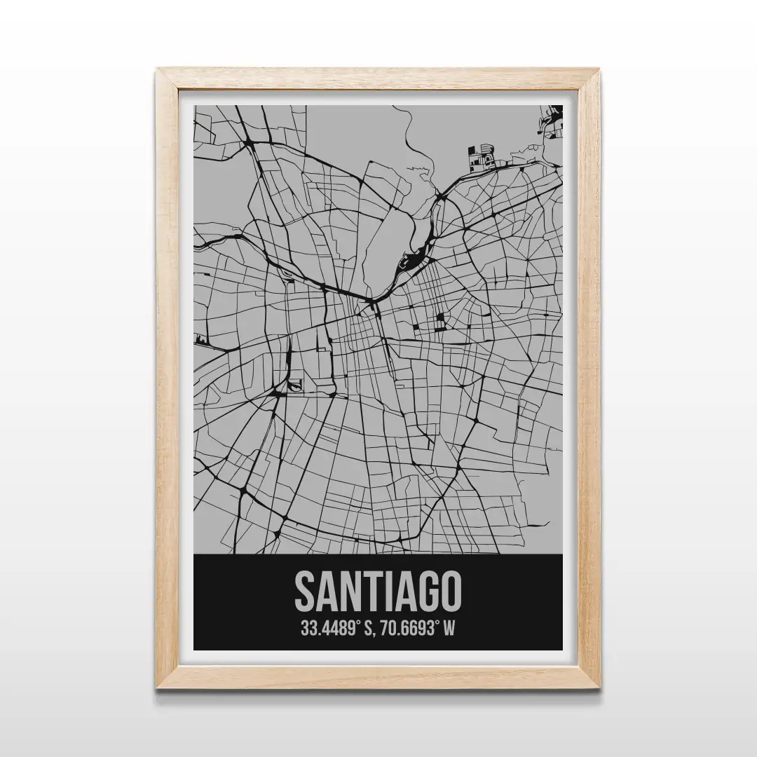 Cuadro minimalista del plano de calles de Santiago de Chile en líneas negras sobre fondo gris con marco de madera natural, arte cartográfico moderno para decorar livings y dormitorios