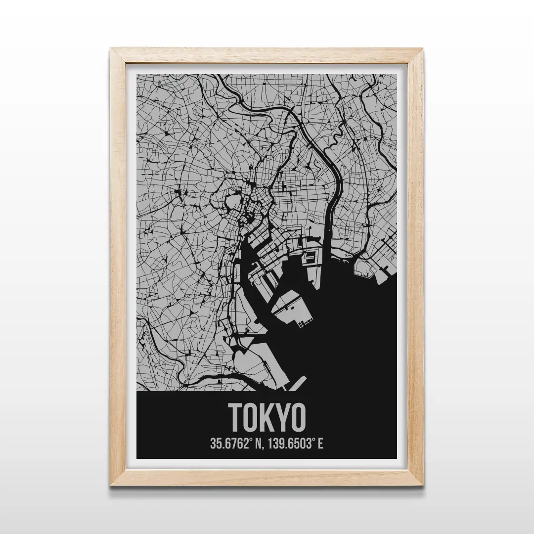 Cuadro minimalista del mapa de calles de Tokyo en líneas negras sobre fondo gris con marco de madera natural, arte cartográfico urbano contemporáneo para decorar livings y dormitorios
