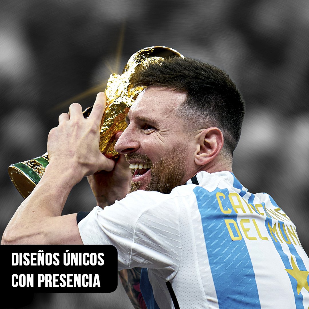 Primer plano fotográfico de Lionel Messi sonriendo y sosteniendo el trofeo de la Copa del Mundo de oro con la camiseta argentina