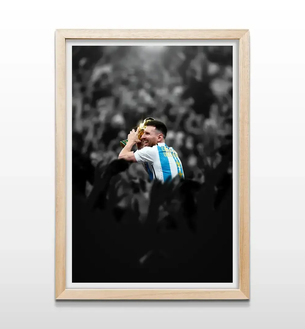Cuadro minimalista de Lionel Messi campeón del mundo con la copa y marco de madera natural, arte de pared deportivo para dormitorios y livings contemporáneos