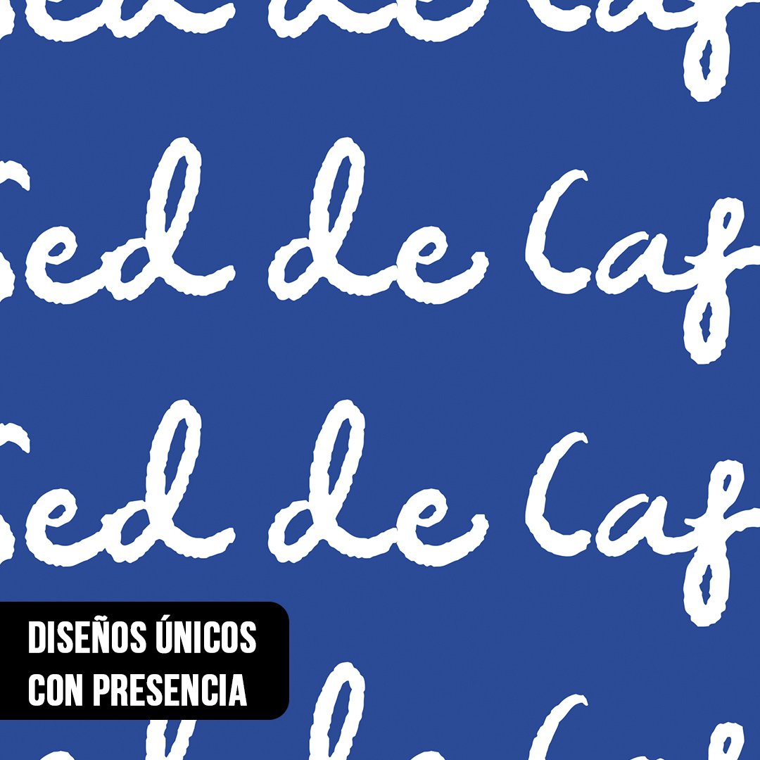 Primer plano de texto manuscrito en color blanco que dice "Sed de Café" repetido sobre un fondo azul liso