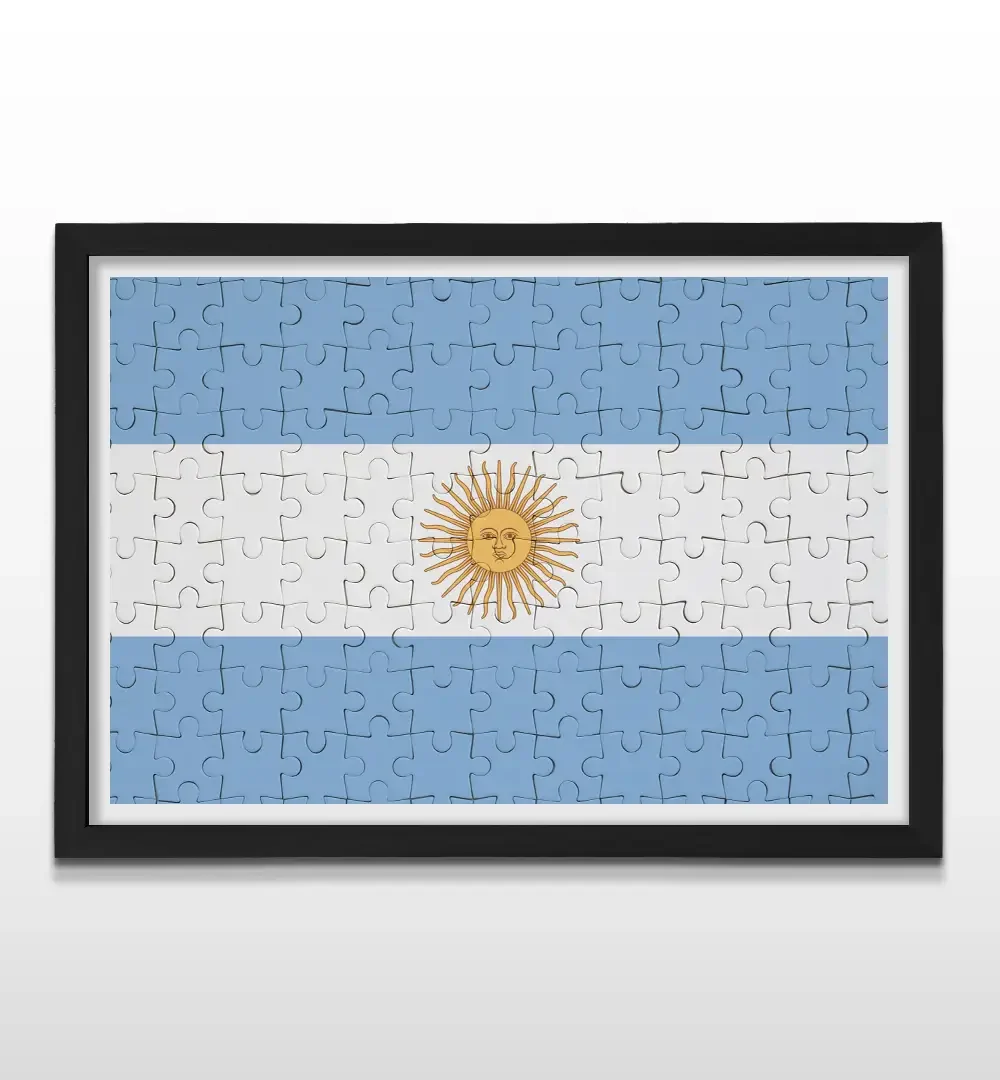 Cuadro moderno con la bandera argentina diseñada como un rompecabezas sobre fondo blanco con marco negro de madera, lámina decorativa horizontal para livings