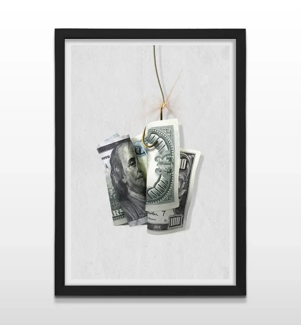 Cuadro conceptual de billete de 100 dólares doblado como carnada de pesca sobre fondo blanco con marco negro de madera, póster decorativo para dormitorios modernos