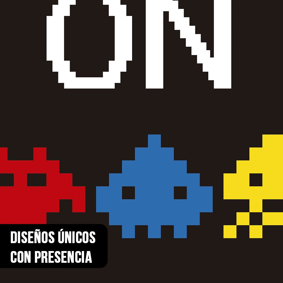 Primer plano de ilustración pixel art de 8 bits con la palabra ON y tres fantasmas retro de arcade sobre fondo negro