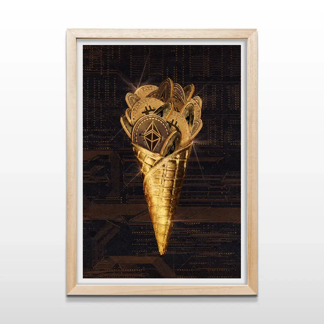 Cuadro decorativo Crypto Helado con diseño de cono de helado dorado lleno de criptomonedas sobre fondo negro de placa electrónica con marco de madera clara, lámina artística para dormitorios