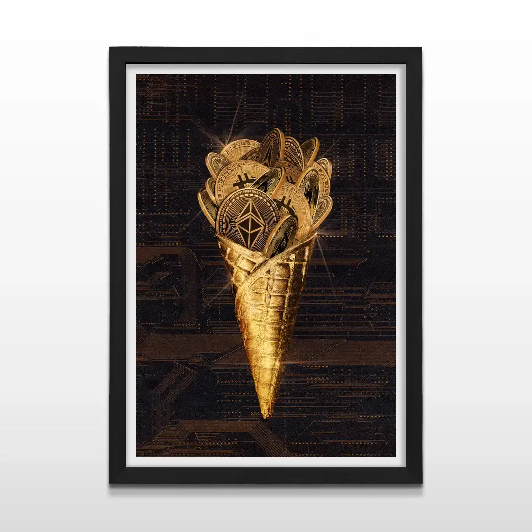 Cuadro moderno Helado Crypto con ilustración de cono de helado dorado con monedas Bitcoin y Ethereum sobre fondo oscuro de circuitos con marco negro de madera, póster vertical para decoración de livings