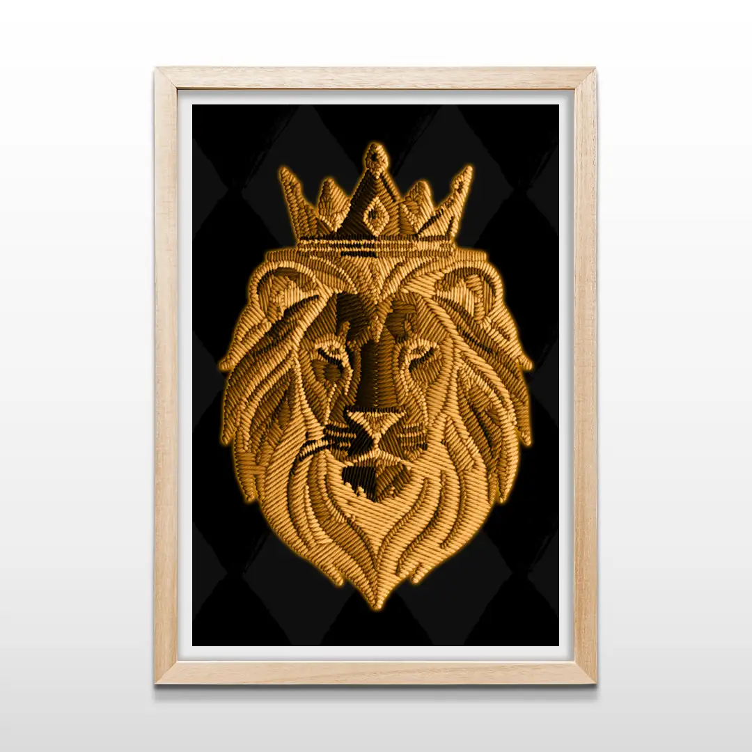 Cuadro decorativo de león con corona dorada con efecto de relieve y fondo negro texturizado con marco de madera clara, lámina artística vertical para paredes de dormitorios