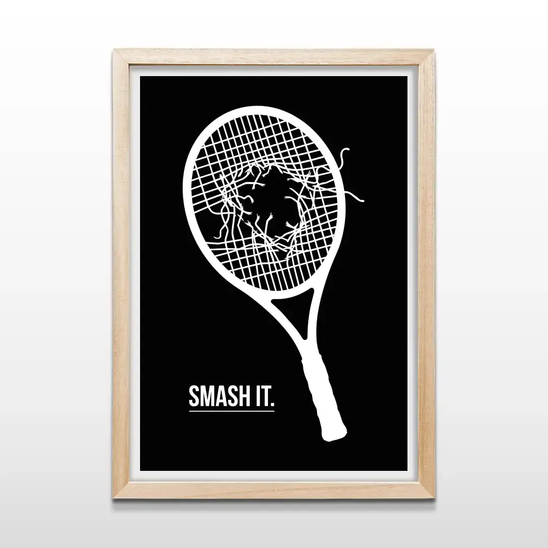 Cuadro decorativo de tenis con silueta de raqueta blanca de cuerdas rotas y texto Smash It en fondo negro con marco de madera clara, lámina artística para dormitorios modernos