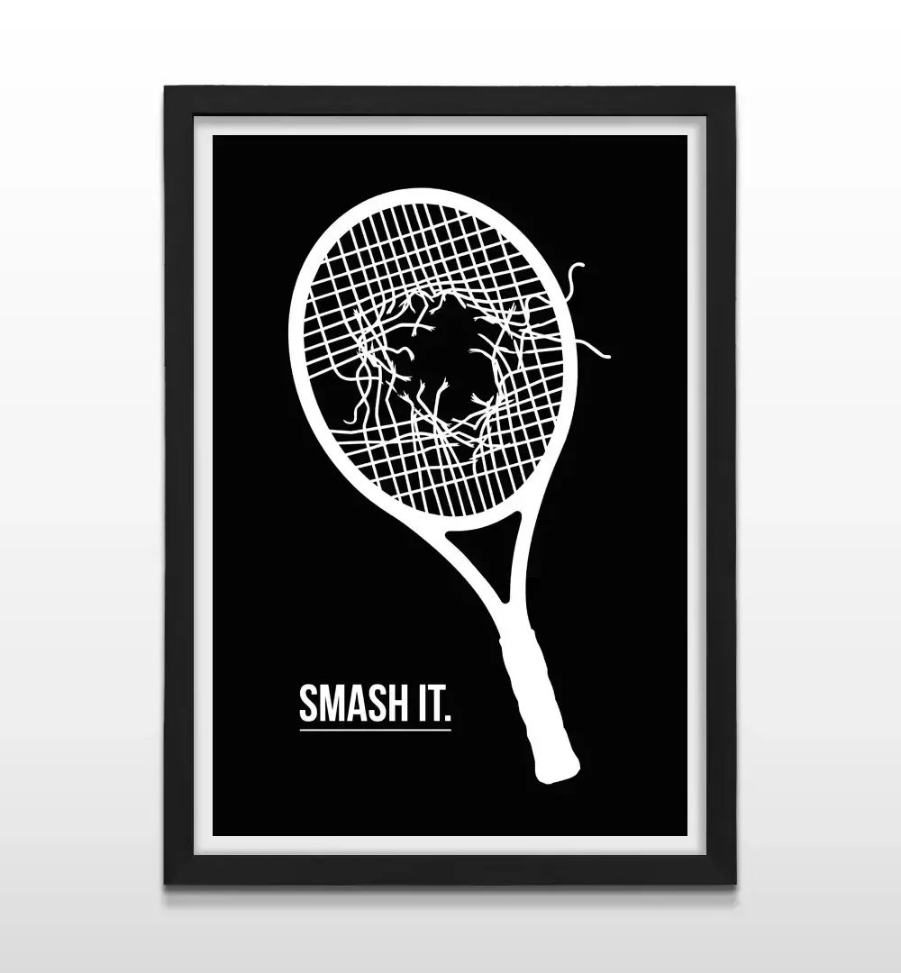 Cuadro moderno de tenis con ilustración de raqueta blanca con cuerdas rotas y texto Smash It sobre fondo negro con marco negro de madera, póster vertical para decoración de livings