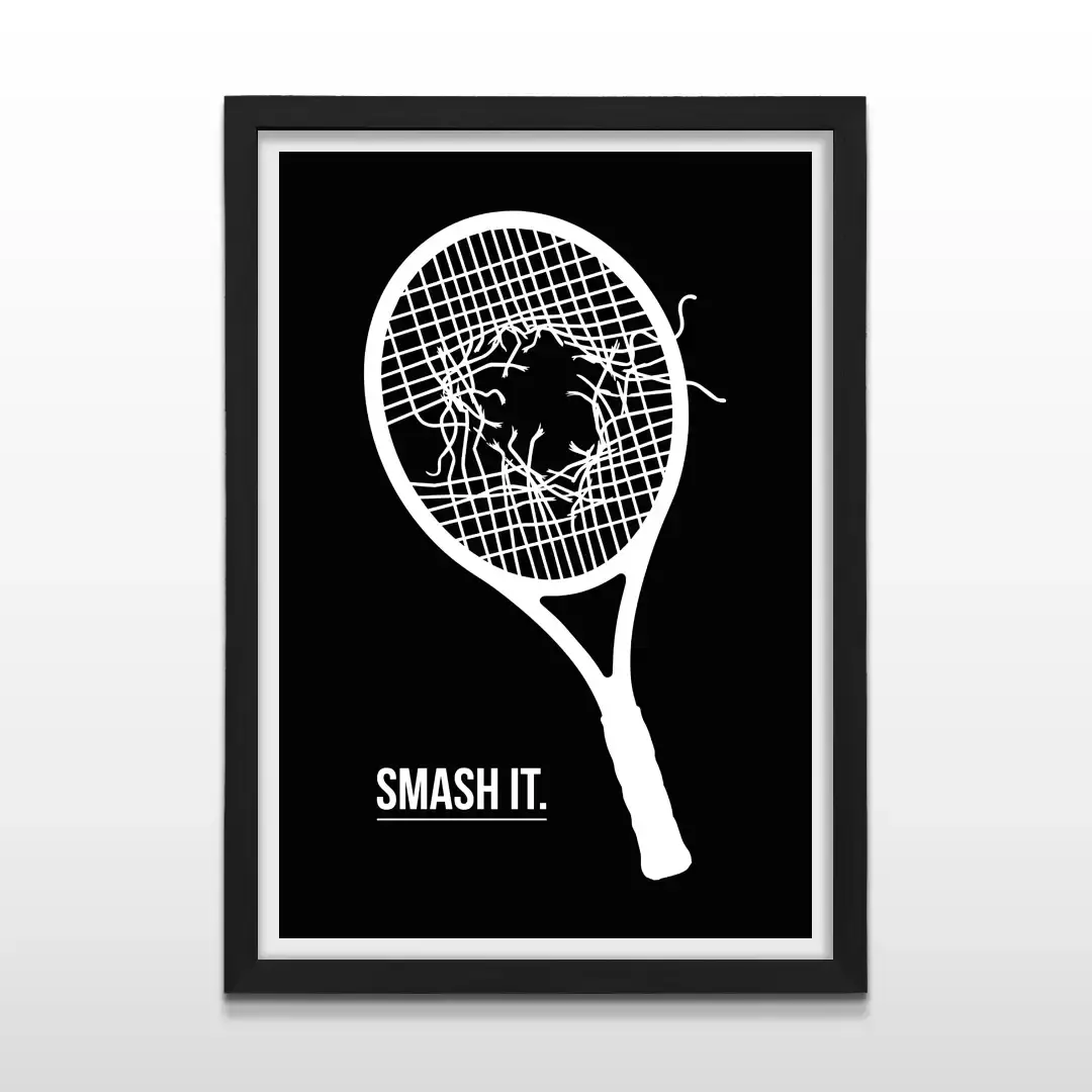 Cuadro moderno de tenis con ilustración de raqueta blanca con cuerdas rotas y texto Smash It sobre fondo negro con marco negro de madera, póster vertical para decoración de livings