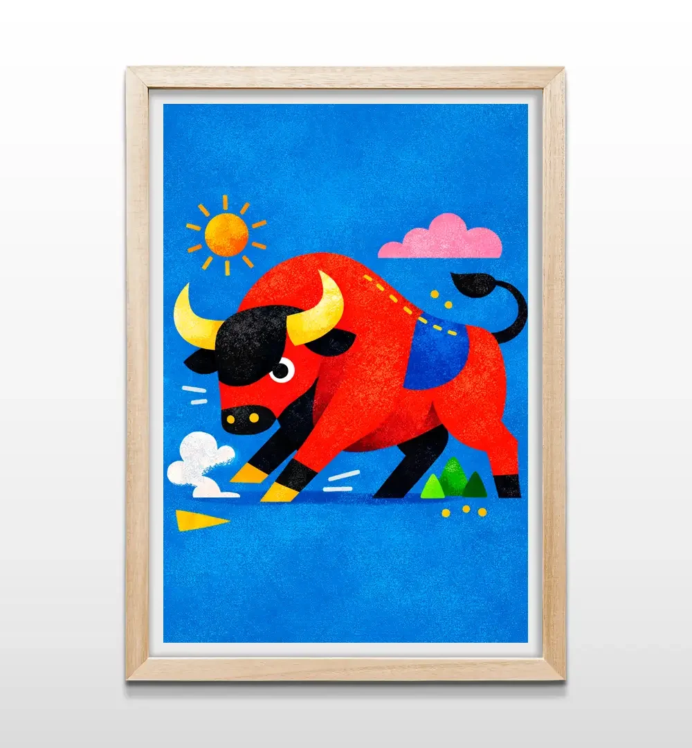 Cuadro decorativo infantil de toro rojo con cuernos amarillos y fondo azul con marco de madera clara, lámina vertical para salas de juego
