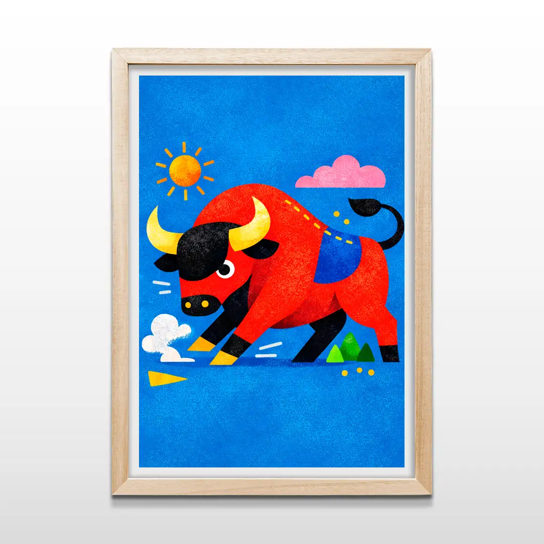 Cuadro decorativo infantil de toro rojo con cuernos amarillos y fondo azul con marco de madera clara, lámina vertical para salas de juego