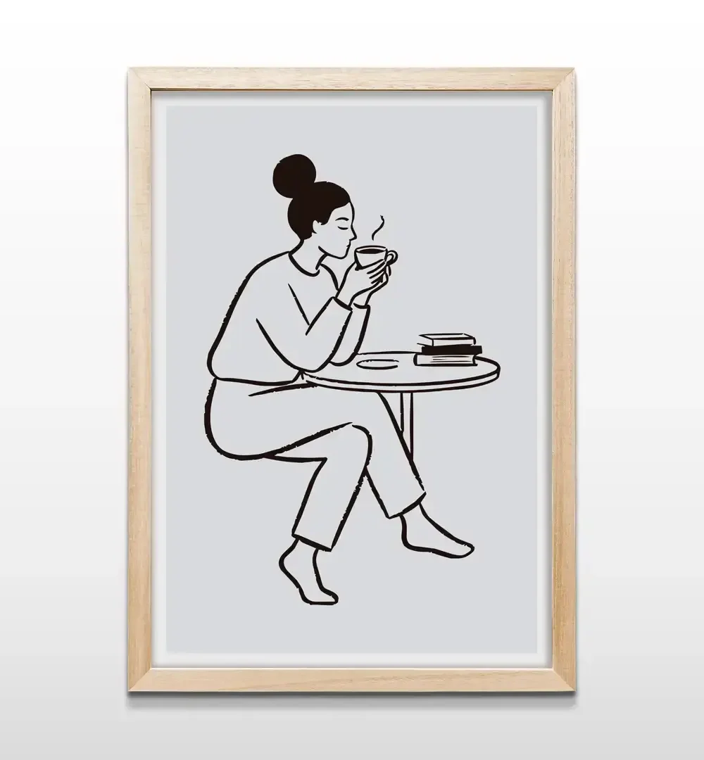 Cuadro decorativo Una Pausa con diseño lineal negro de mujer sentada tomando café en fondo gris claro con marco de madera clara, lámina artística para paredes de dormitorios
