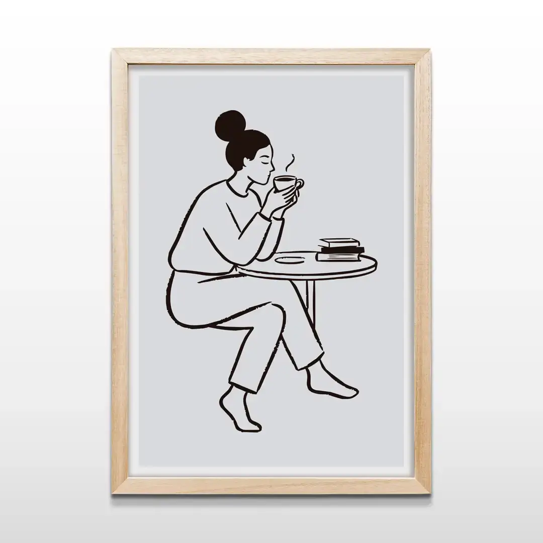 Cuadro decorativo Una Pausa con diseño lineal negro de mujer sentada tomando café en fondo gris claro con marco de madera clara, lámina artística para paredes de dormitorios