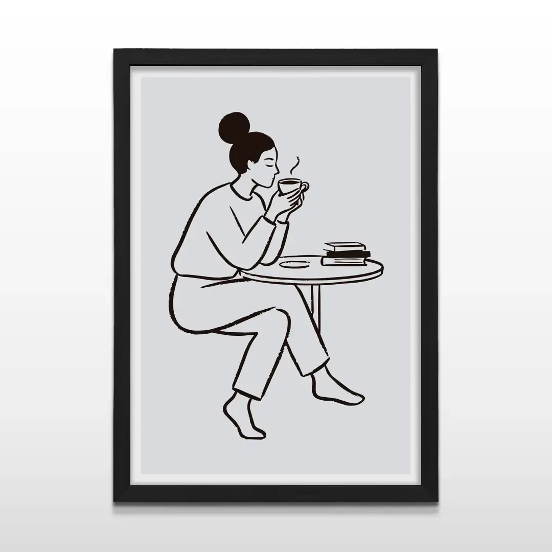 Cuadro moderno Una Pausa con ilustración lineal de mujer sentada tomando café sobre fondo gris claro con marco negro de madera, póster vertical para decoración de livings