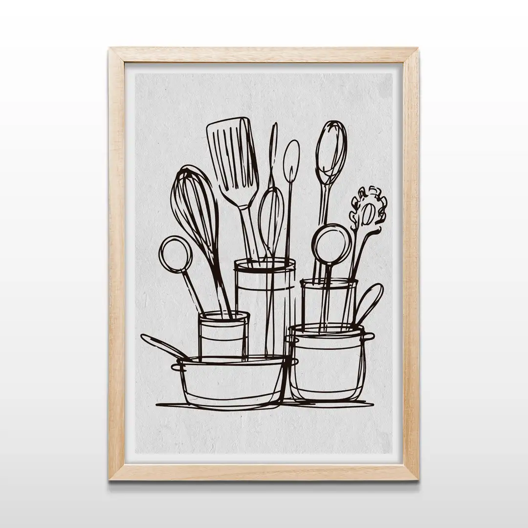 Cuadro vertical enmarcado en madera clara natural con ilustración a tinta negra de utensilios de cocina y recipientes sobre fondo claro