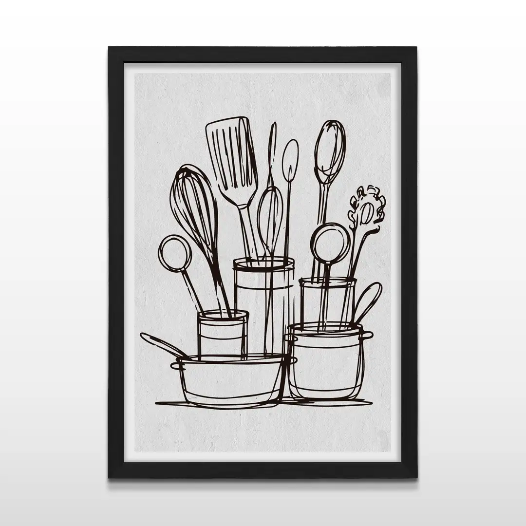 Cuadro vertical enmarcado en negro mate con dibujo en línea negra de espátulas, batidores y recipientes de cocina sobre fondo blanco texturizado