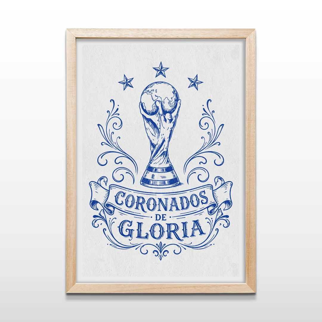 Cuadro vertical enmarcado en madera clara natural con una ilustración azul de la Copa del Mundo, tres estrellas superiores y la frase "CORONADOS DE GLORIA" sobre fondo blanco
