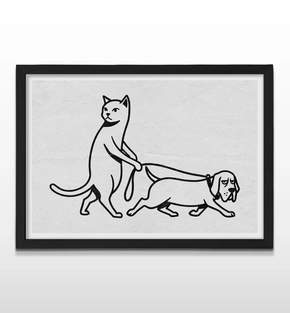 Cuadro horizontal enmarcado en negro mate con dibujo minimalista en línea negra de un gato paseando a un perro sobre fondo blanco texturizado