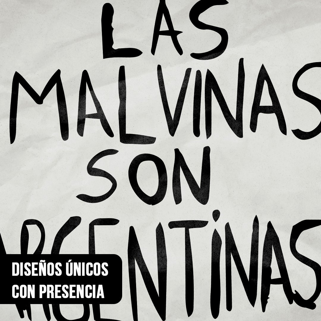 Primer plano del diseño de un cuadro con letras negras de trazo manual que forman la frase "LAS MALVINAS SON ARGENTINAS" sobre un fondo de papel blanco texturizado