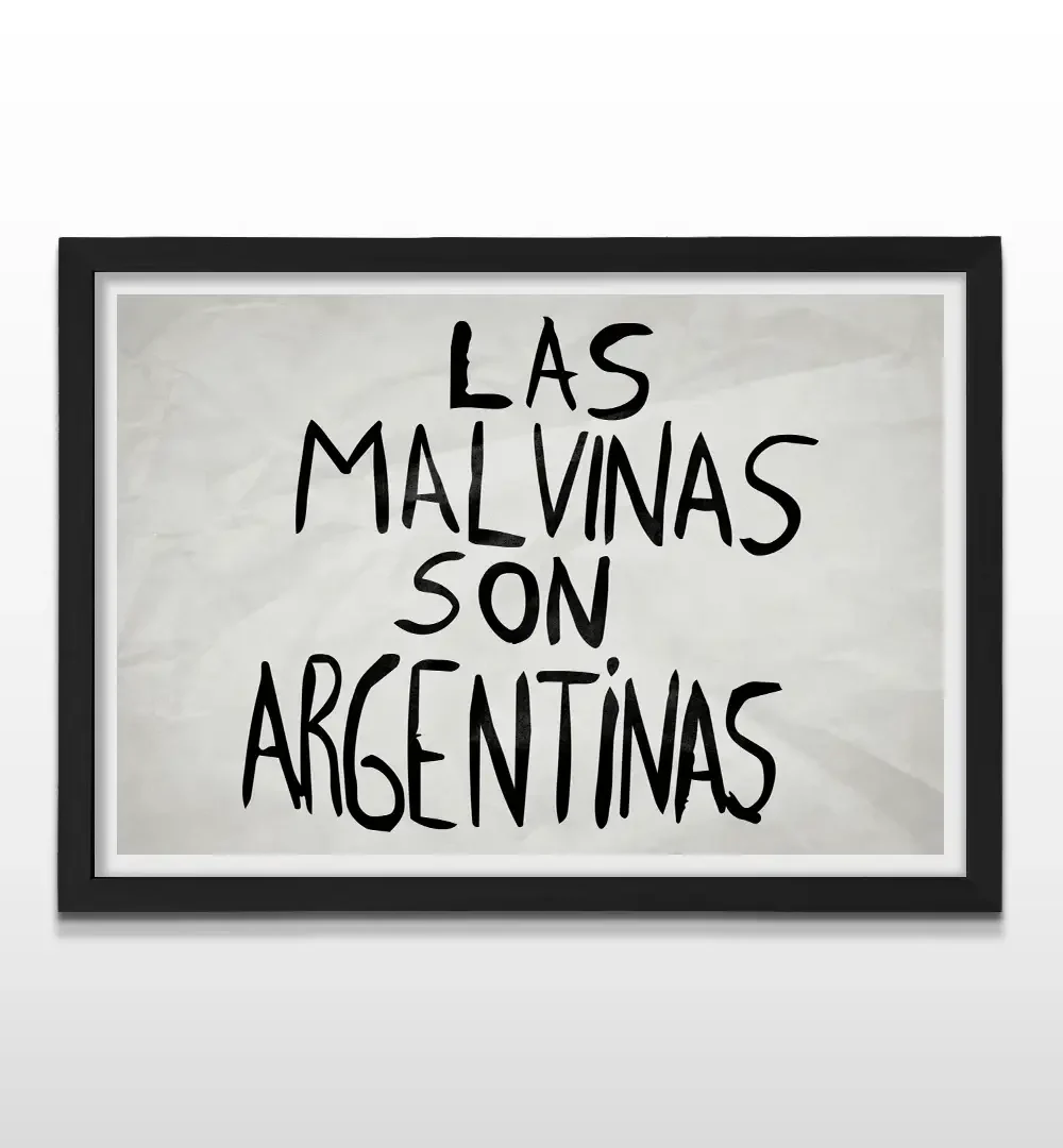Cuadro horizontal enmarcado en madera negra con la frase "LAS MALVINAS SON ARGENTINAS" escrita en letras mayúsculas negras sobre un fondo blanco con pliegues