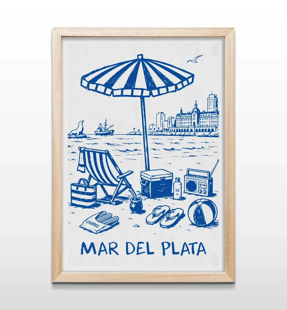 Cuadro vertical enmarcado en madera clara con ilustración costera en azul sobre blanco de la playa de Mar del Plata