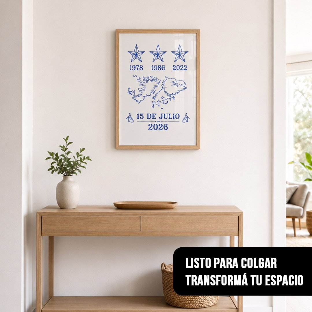 Cuadro vertical enmarcado en madera clara con diseño azul de tres estrellas, las Islas Malvinas y la fecha "15 DE JULIO 2026", colgado sobre un mueble recibidor de madera