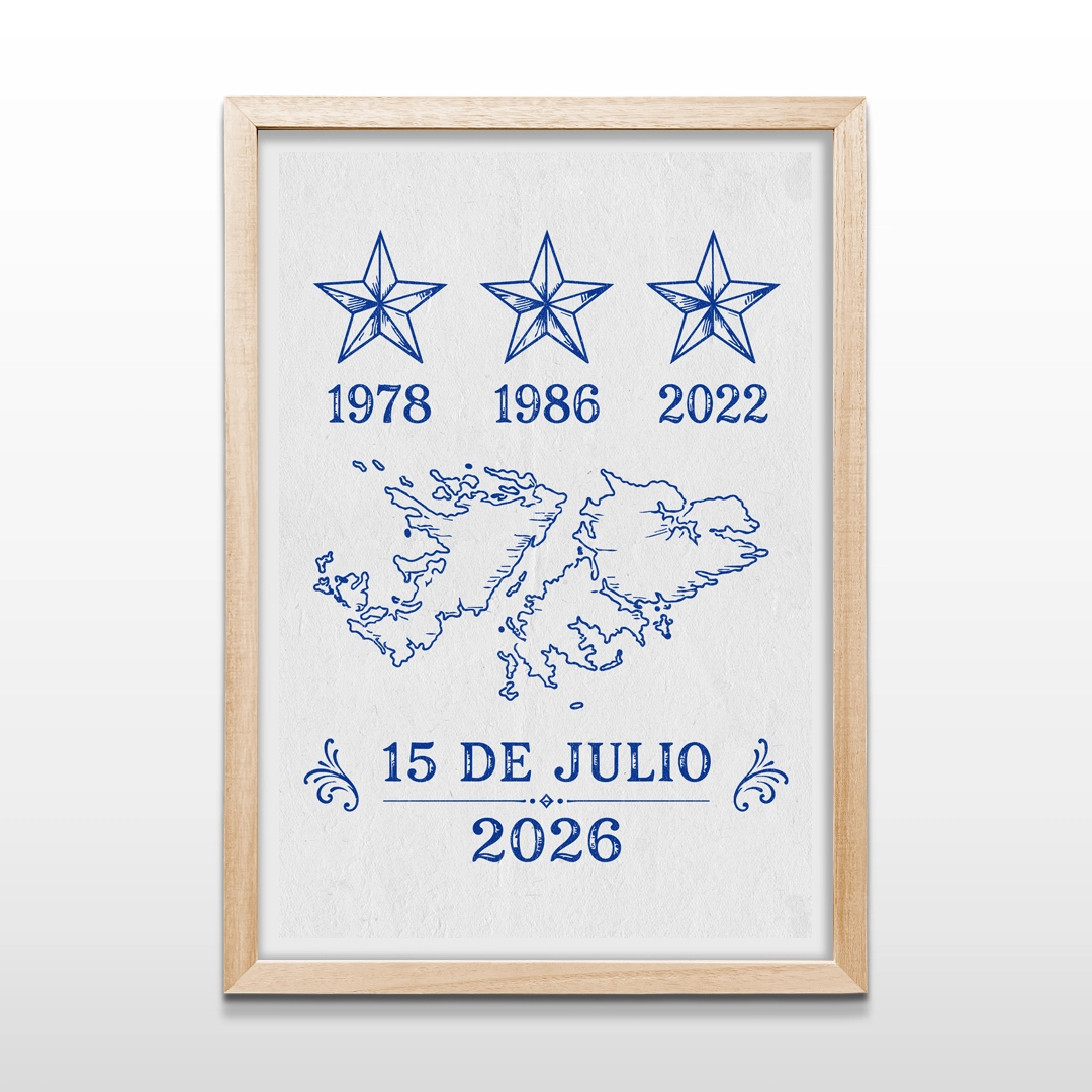 Cuadro vertical enmarcado en madera clara natural con un diseño azul de tres estrellas (1978, 1986, 2022), el mapa de las Islas Malvinas y la fecha "15 DE JULIO 2026" sobre fondo blanco