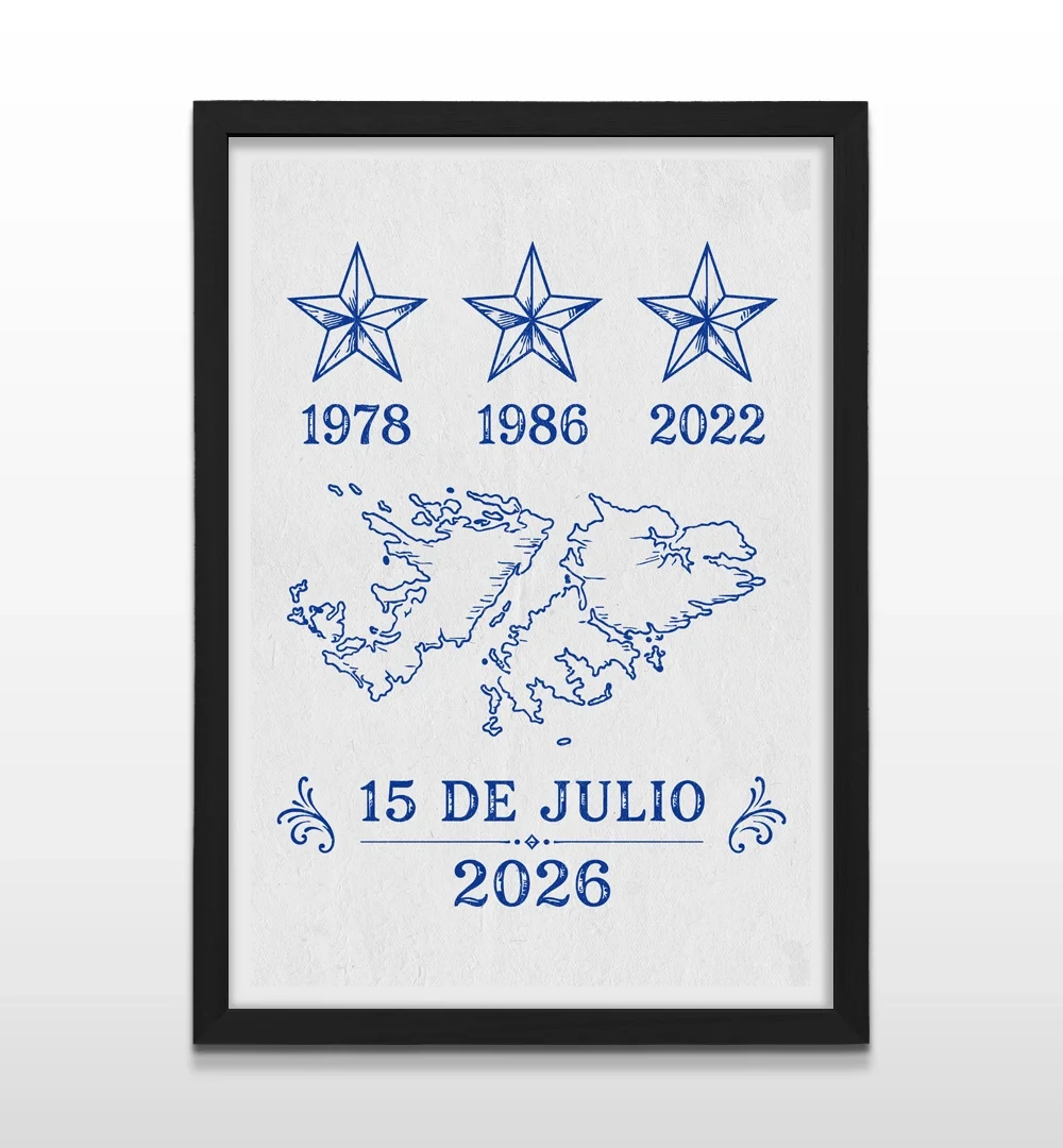 Cuadro vertical enmarcado en madera negra con una ilustración azul de tres estrellas con los años 1978, 1986 y 2022, la silueta de las Islas Malvinas y el texto "15 DE JULIO 2026" sobre fondo blanco