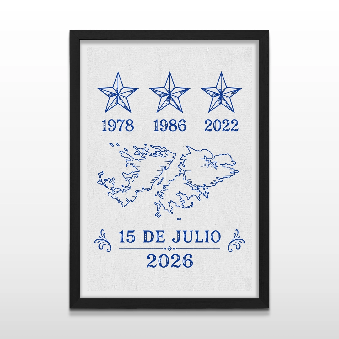 Cuadro vertical enmarcado en madera negra con una ilustración azul de tres estrellas con los años 1978, 1986 y 2022, la silueta de las Islas Malvinas y el texto "15 DE JULIO 2026" sobre fondo blanco