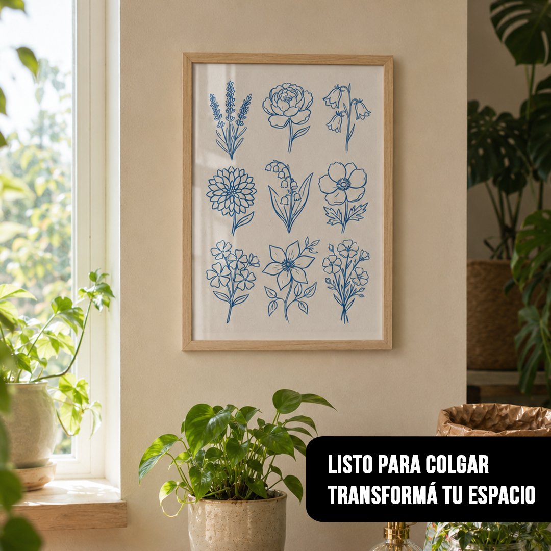 Cuadro vertical enmarcado en madera clara con ilustraciones lineales de flores azules colgado en una pared clara junto a plantas de interior
