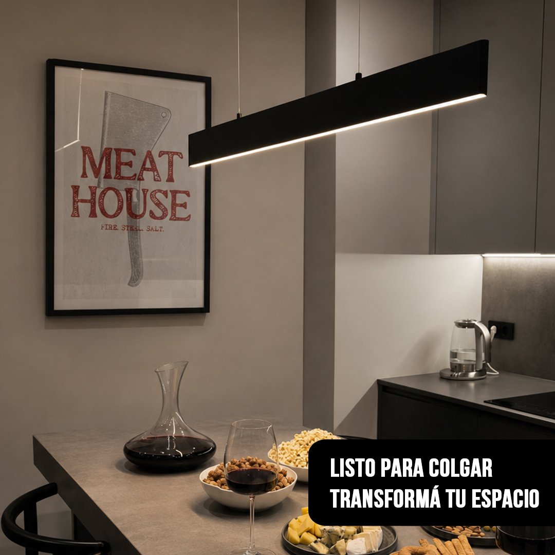 Cuadro vertical enmarcado en negro con lámina "MEAT HOUSE" y hacha de carnicero colgado en pared gris de cocina moderna con mesa servida