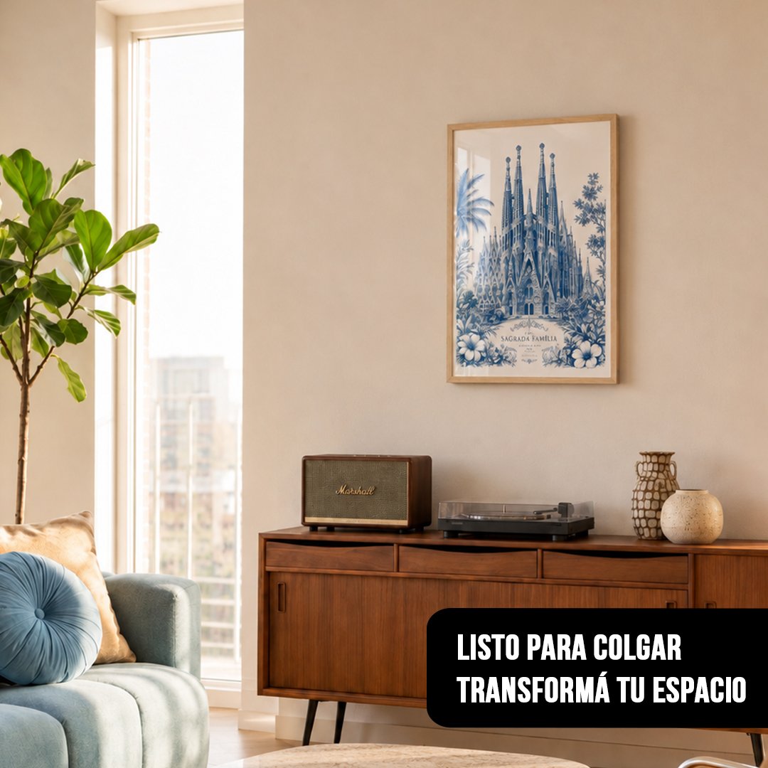 Cuadro vertical enmarcado en madera clara con grabado de la Sagrada Familia en azul cobalto colgado sobre credenza de madera en living luminoso