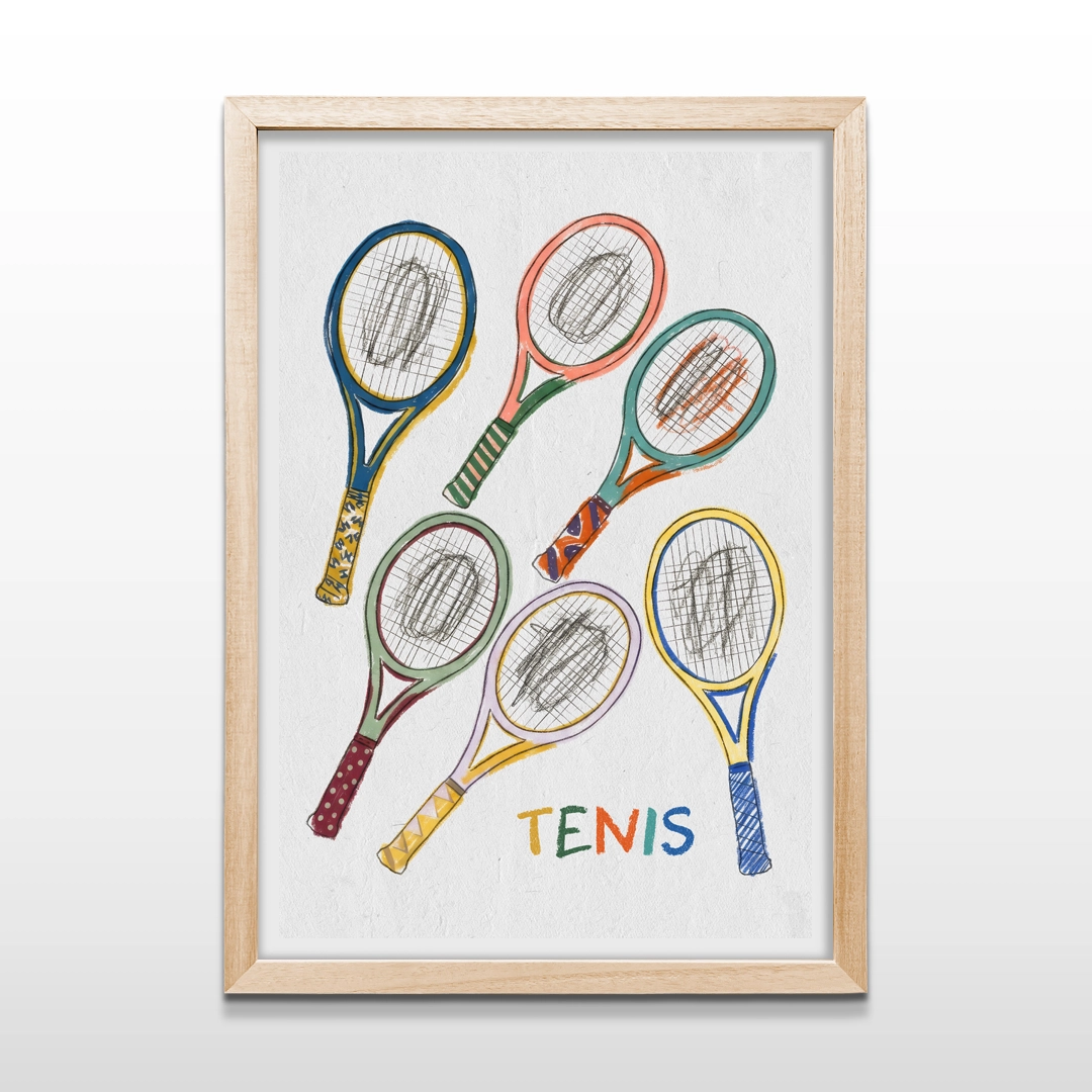 Cuadro vertical enmarcado en madera clara con ilustraciones coloridas de raquetas y la palabra "TENIS"
