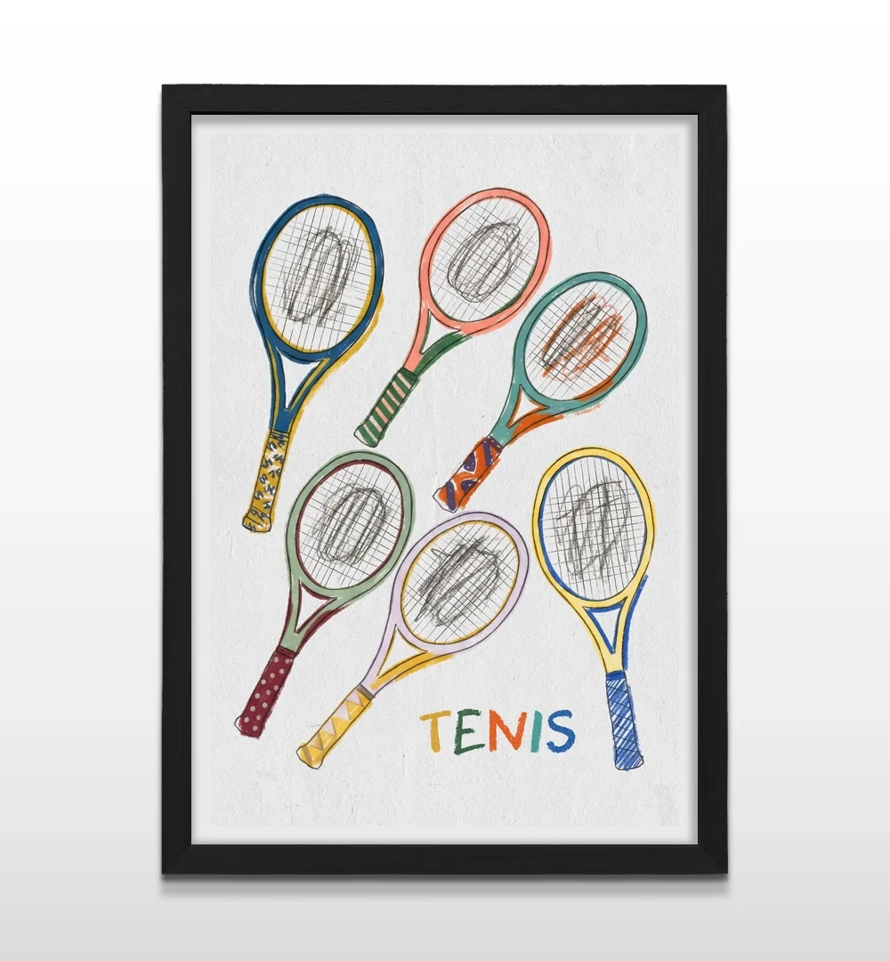 Cuadro vertical enmarcado en negro mate con ilustración artística de seis raquetas coloridas y la palabra "TENIS"