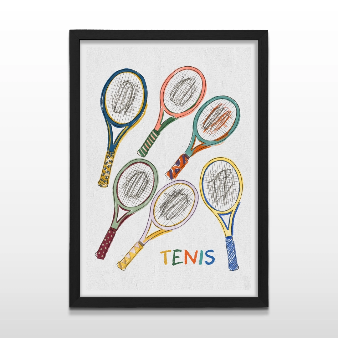Cuadro vertical enmarcado en negro mate con ilustración artística de seis raquetas coloridas y la palabra "TENIS"
